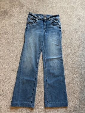 Classic Wide-Leg Women's Jeans in Medium Blue